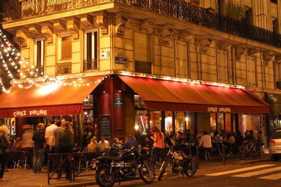 Bar e ambiente noturno em Paris Bar e ambiente noturno em Paris