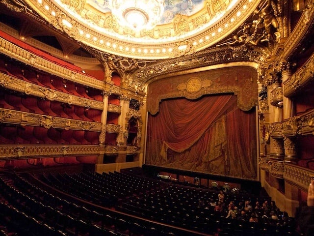 Sala de espetáculos da Ópera Garnier em Paris Sala de espetáculos da Ópera Garnier em Paris