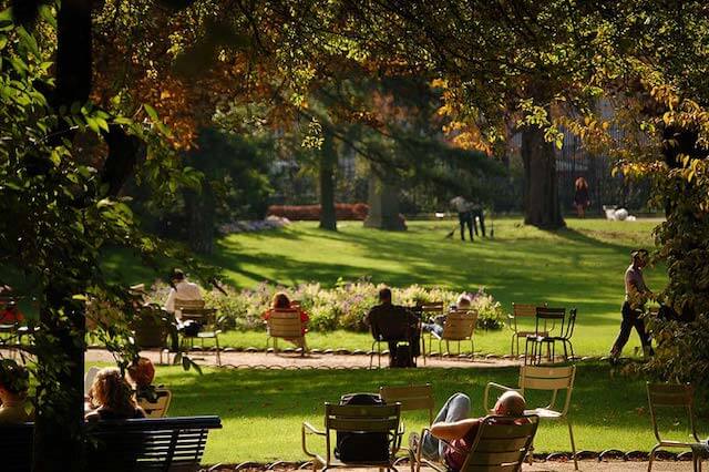 Pessoas descansando nos bancos do Jardim de Luxemburgo Pessoas descansando nos bancos do Jardim de Luxemburgo