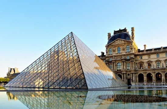 Frente do Museu do Louvre em Paris Frente do Museu do Louvre em Paris