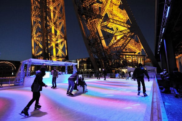 Pista de patinação da Torre Eiffel em Paris Pista de patinação da Torre Eiffel em Paris