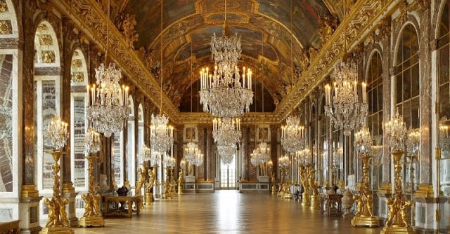 Galeria dos Espelhos no Palácio de Versalhes Galeria dos Espelhos no Palácio de Versalhes