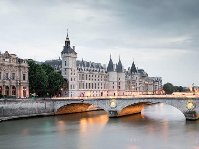 Conciergerie a partir do Sena Conciergerie a partir do Sena