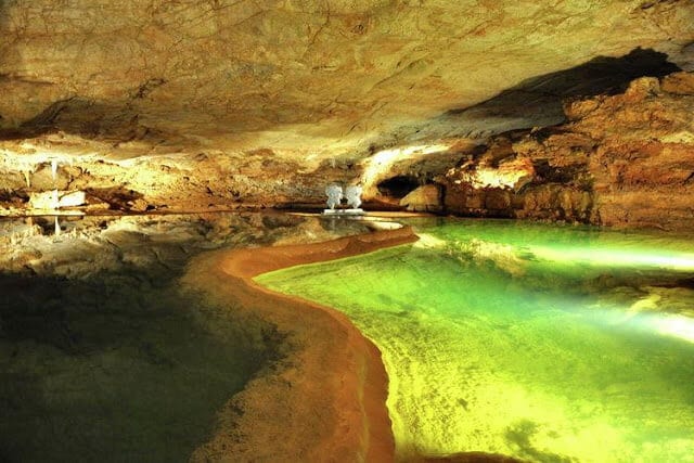 Interior da Gouffre de Padirac na França Interior da Gouffre de Padirac na França