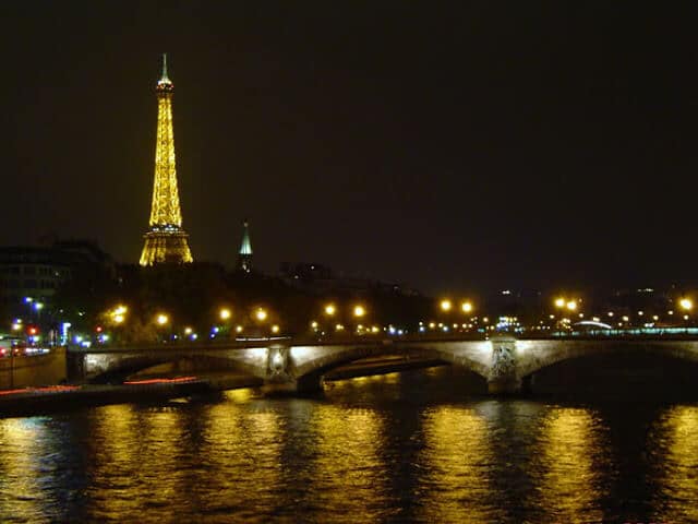 Torre Eiffel a partir do Sena Torre Eiffel a partir do Sena