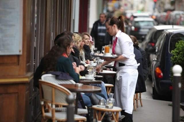 Garçonete em um restaurante em Paris Garçonete em um restaurante em Paris