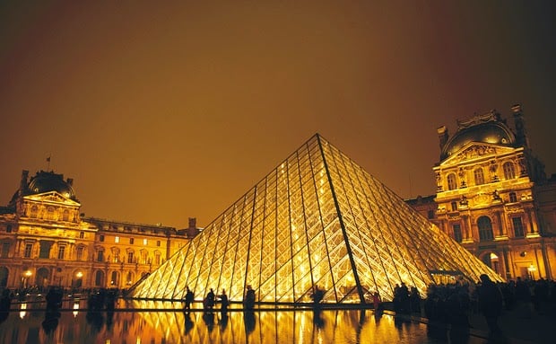 Museu do Louvre em Paris em março Museu do Louvre em Paris em março