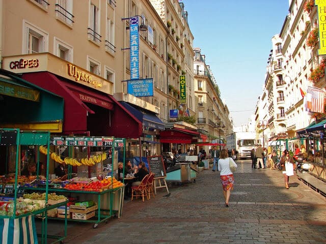 Vista da Rue Cler em Paris Vista da Rue Cler em Paris