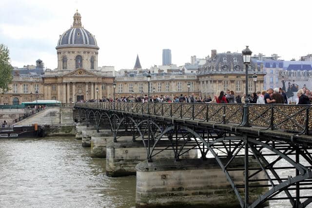 Casais na Pont des Arts em Paris Casais na Pont des Arts em Paris