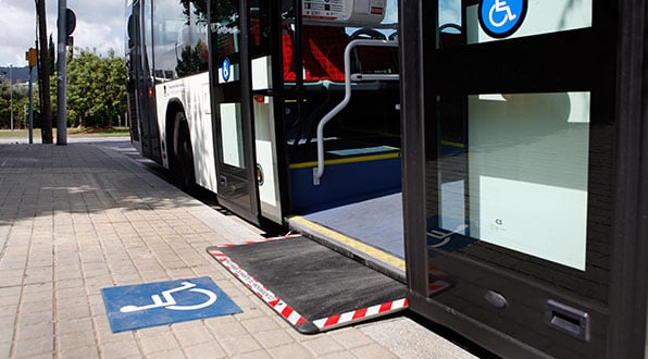 Rampa de ônibus para deficientes físicos em Nice Rampa de ônibus para deficientes físicos em Nice
