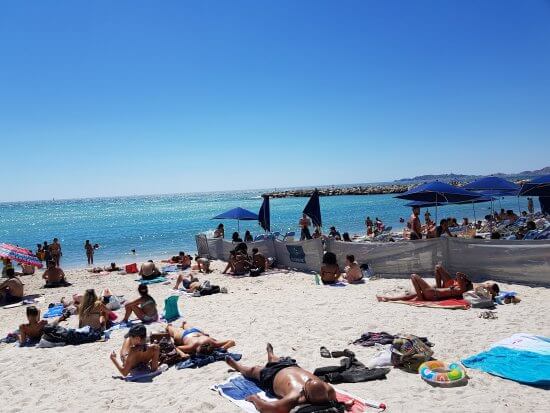 Pessoas na Praia do Prado em Marselha Pessoas na Praia do Prado em Marselha
